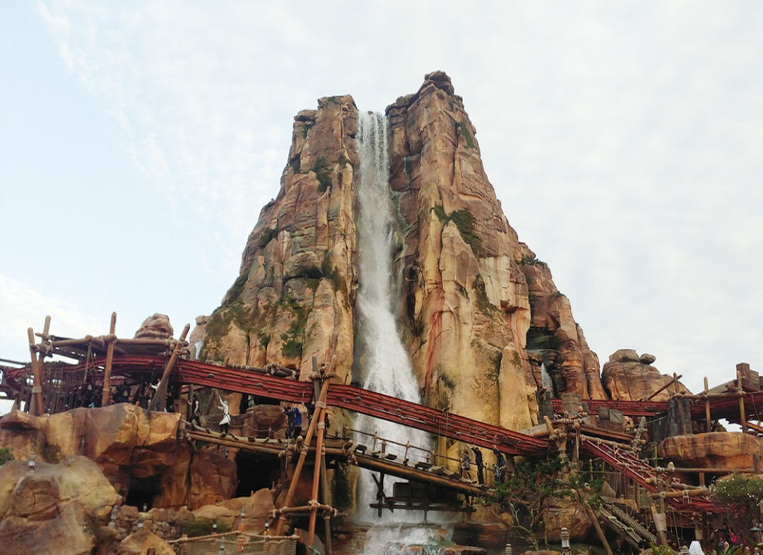 上海迪士尼探险岛雷鸣漂流假山